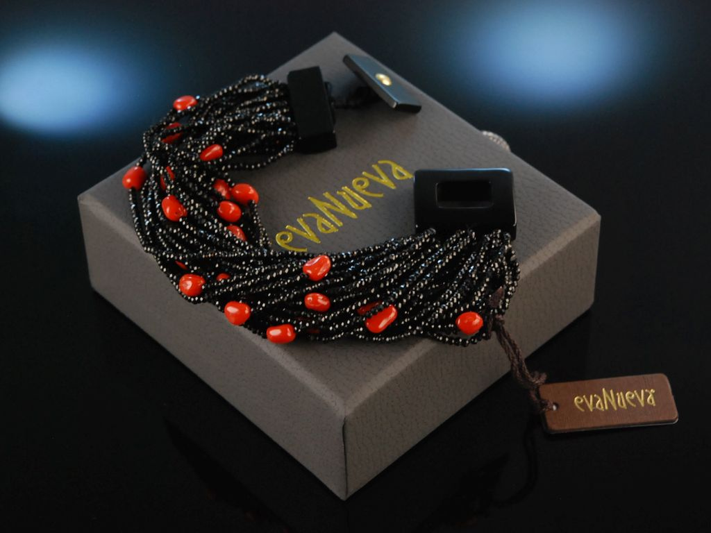 Italian Style! Eva Nueva Armband 28reihig Koralle schwarzer Spinell B,  599,00 € | Edelstahlarmbänder