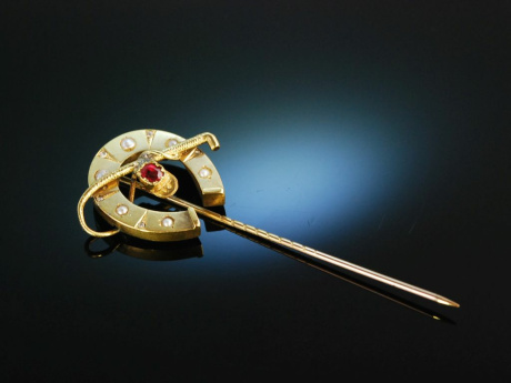 Um 1900! Hufeisen Krawattennadel Tie Pin Gold 585 Saatperlen Diamanten roter Farbstein