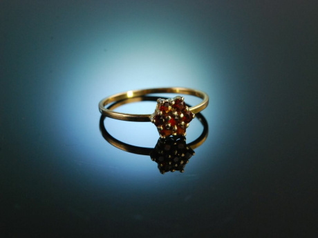 Zarte Bl&uuml;te zur Tracht! Feiner Ring Gold 333 Granate um 1930