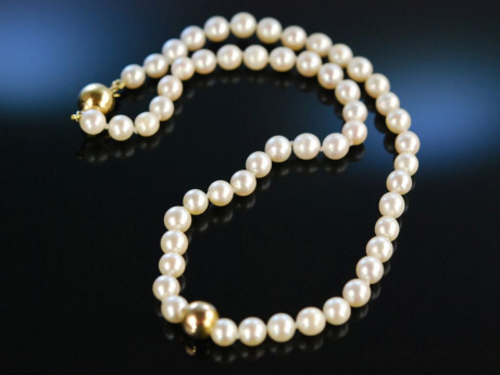 Klassische Perlen! Edle Akoya Zucht Perlenkette Zierkugel und Schließe Gold 585