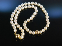 Klassische Perlen! Edle Akoya Zucht Perlenkette Zierkugel und Schlie&szlig;e Gold 585