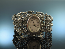 Around 1980! Beautiful traditional costume wristwatch...
