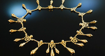 Prächtige Goldkette im archäologischen Stil auf schwarzem Grund