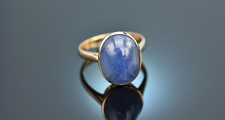 Goldener Ring mit großem blauem Saphir in Cabochonschliff