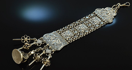 Klassische Chatelaine aus Silber auf schwarzem Grund