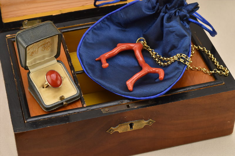 Korallenschmuck im Kästchen richtig in Etui und Beutel lagern