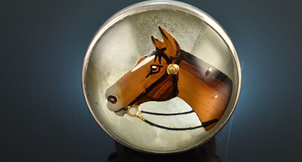 Kleine runde Brosche aus Essex Crystal mit dem Motiv eines braunen Pferdekopfes im Profil