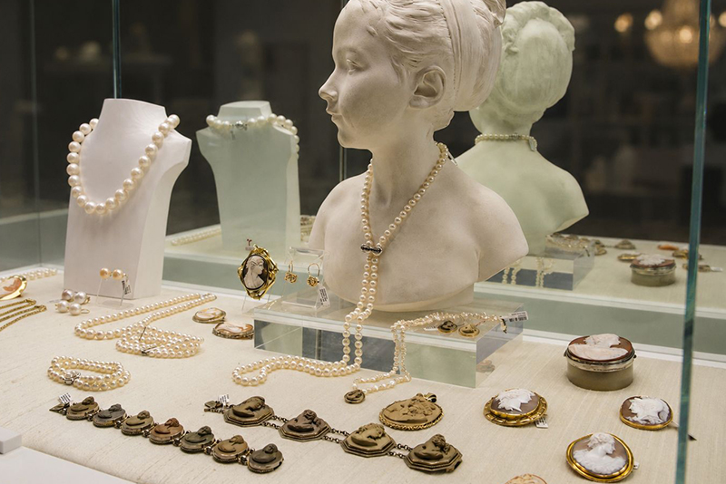 Vitrine mit hochwertigem Antikschmuck