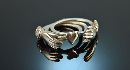 Gimmel Ring mit Händen, Herz und dreigeteilter Ringschiene