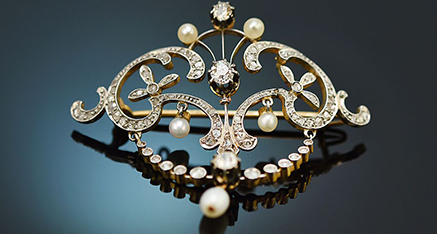 Brosche mit Diamanten und Perlen in zartem Girlanden Stil