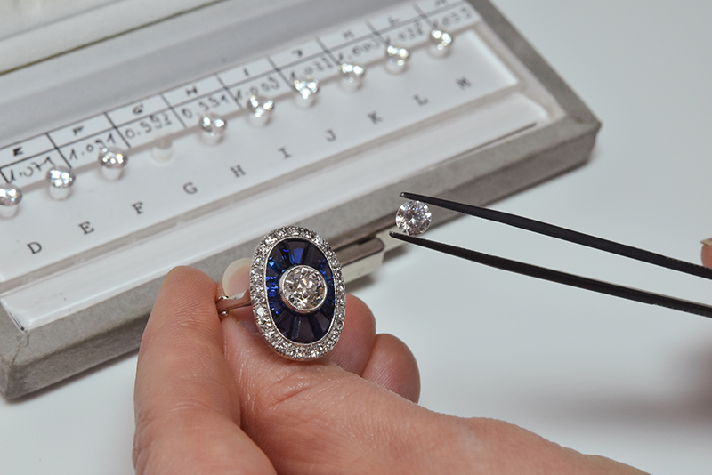 Grading a diamond ring using a colour comparison set