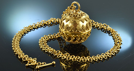 Goldener Kugelanhänger mit aufwendig granulierter Oberfläche an Goldkette