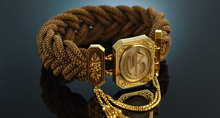 Antikes Armband aus geflochtenem braunen Haar und goldener Schließe mit Monogramm
