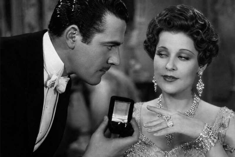 Hollywood Gentleman überreicht einer feinen Dame Diamantring