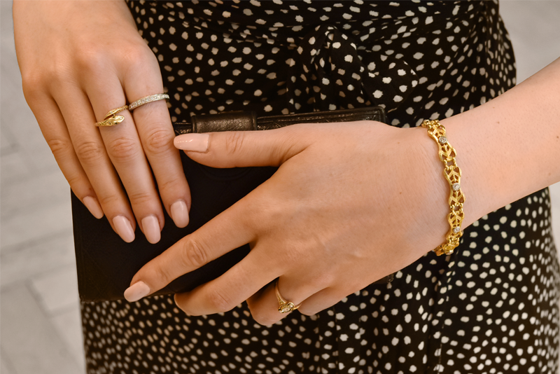 Individueller Antikschmuck an Dame mit Kleid modern kombiniert