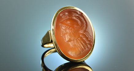 Goldener Ring mit großem ovalen Karneol Intaglio in Form eines antiken Kriegers