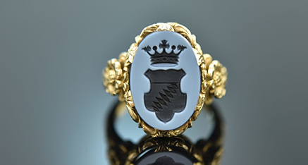 Opulenter Goldring mit graviertem Lagenstein