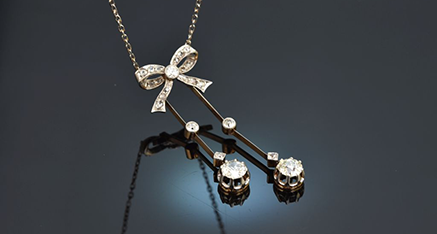 Diamantbesetztes Lavalière Collier mit Schleifenmotiv und unterschiedlich langen Pendeln