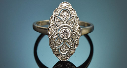 Großer Art Déco Ring mit Diamanten und feinster Millegriffe-Verzierung