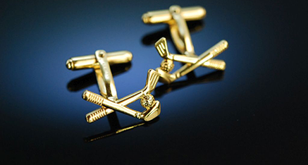 Novelty Schmuck in Form von goldenen Manschettenknöpfen mit Golfschläger-Motiv