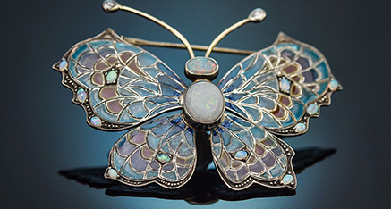 Feingliedrige Schmetterling Brosche mit buntem Fenteremaille und Opalen