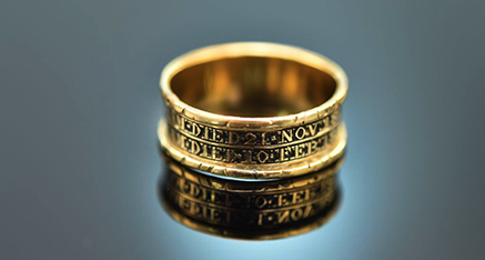 Breiter Bandring aus Gold mit schwarzem Emaille und den Inschriften zweier verstorbener Männer