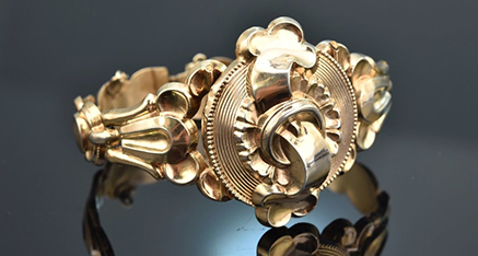 Opulenter goldener Biedermeier Armreif aus Schaumgold