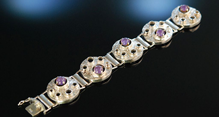 Silbernes Armband im Space Age Stil mit organisch strukturierter Oberfläche und Amethysten