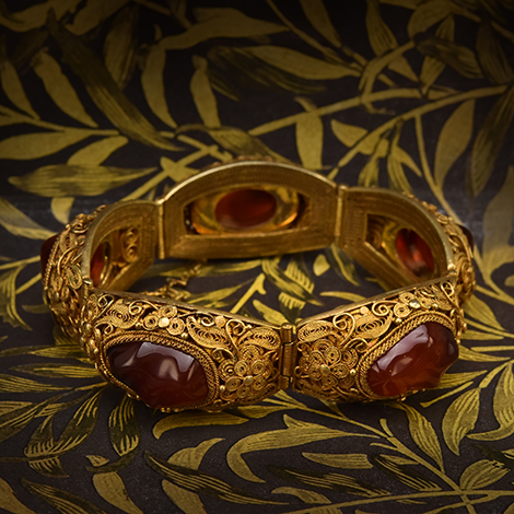 Chinesisches Armband mit Karneol auf floralen Hintergrund