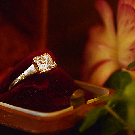 Diamant Verlobungsring in antiker Schatulle