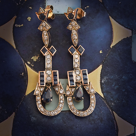 lange Ohrringe mit Saphieren und Diamanten auf geomtrischen blauen Muster