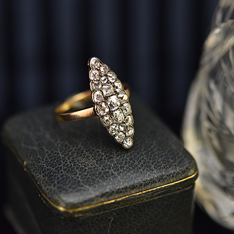 Historischer Marquise Ring liegt auf antiker Schmuckschachtel